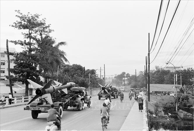 Toàn bộ lực lượng tiến công Sài Gòn đã sẵn sàng. Cán bộ, chiến sỹ sục sôi khí thế quyết thắng. Trên mũ, trên tay áo, trên báng súng, trên nòng pháo, trên thành xe đều ghi lời của Bác Hồ kính yêu: “Tiến lên! Toàn thắng ắt về ta