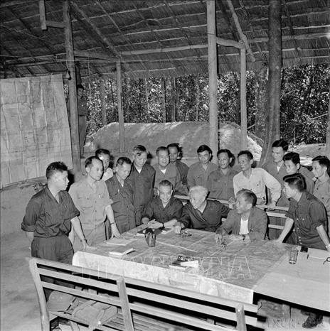 Ngày 6/4/1975, Bộ Tư lệnh chỉ huy Chiến dịch giải phóng Sài Gòn - Gia Định được thành lập gồm các đồng chí: Văn Tiến Dũng, Tư lệnh; Phạm Hùng, Chính ủy kiêm Bí thư Đảng ủy; Trần Văn Trà, Phó tư lệnh Thứ nhất kiêm Tham mưu trưởng; Lê Đức Anh, Phó tư lệnh (ngày 22/4 bổ sung đồng chí Lê Trọng Tấn, Phó tư lệnh, đồng chí Lê Quang Hòa, Phó chính ủy). Trong ảnh: Bộ Chỉ huy Chiến dịch Hồ Chí Minh. Ảnh: TTXVN