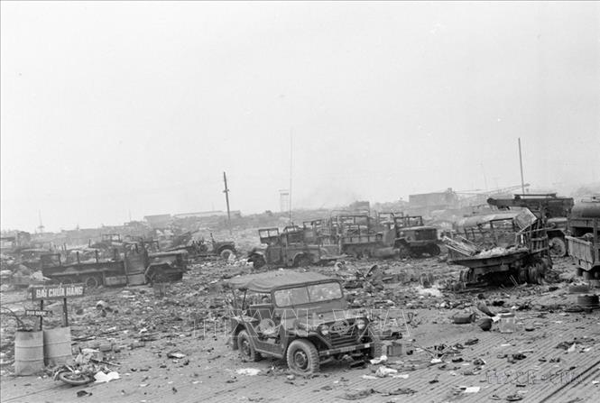 Hàng trăm xe quân sự của Quân đoàn 2 ngụy trên đường rút chạy khỏi Tây nguyên bị quân ta chặn đánh và phá huỷ trên đường số 7 từ Cheo Reo đi Phú Bổn. Chỉ trong 12 ngày, hơn 12 vạn tên địch bị tiêu diệt và tan rã hoàn toàn. Ảnh: Tư liệu TTXVN