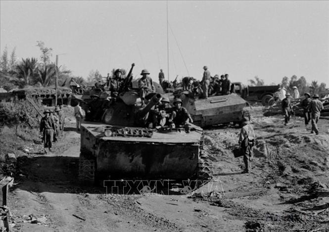 Chiến dịch giải phóng Tây Nguyên đã nhanh chóng phát triển xuống các tỉnh ven biển miền Trung. Trong ảnh: Pháo binh và xe tăng quân giải phóng trên đường hành quân vào giải phóng Quy Nhơn. Ảnh: Vũ Tạo - TTXVN