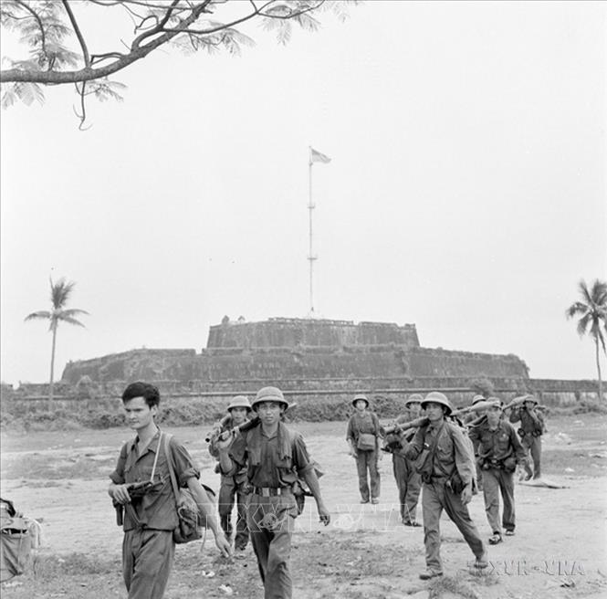 Về nghệ thuật quân sự, đòn tiến công Huế - Đà Nẵng là sự chuyển hướng tiến công sáng suốt, linh hoạt và rất kịp thời của ta, tạo sự sụp đổ dây chuyền nhanh chóng của địch. Trong ảnh: Cờ của Chính phủ cách mạng lâm thời tung bay trên cột cờ thành phố Huế. Ảnh: Lâm Hồng Long - TTXVN