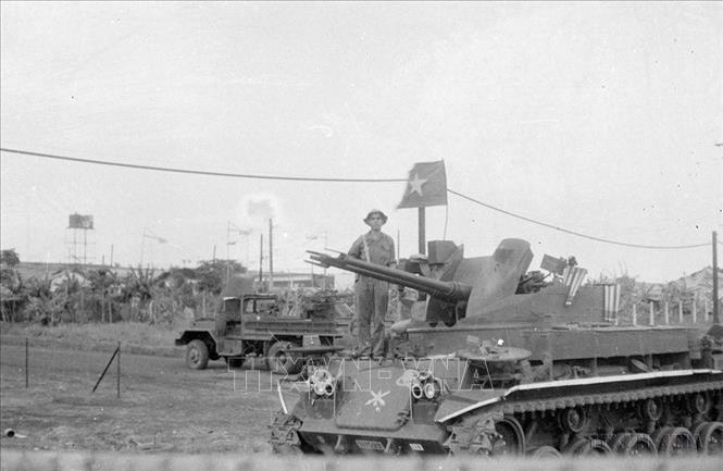 Phương tiện chiến tranh của địch ở Chi khu quân sự kiên cố Đức Lập rơi vào tay quân giải phóng trong Chiến dịch giải phóng Tây Nguyên. Ảnh: Tư liệu TTXVN