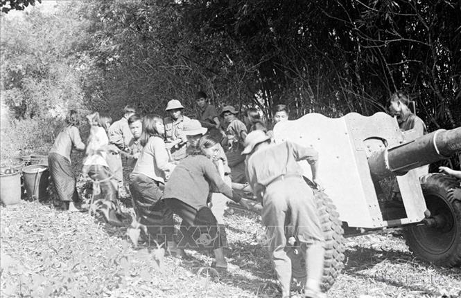 Nhân dân Tây Nguyên cùng bộ đội kéo pháo để đánh chiếm các đỉnh cao ở Pleiku trong chiến dịch Tây Nguyên, mở màn cuộc Tổng tiến công và nổi dậy mùa Xuân năm 1975. Ảnh: TTXVN