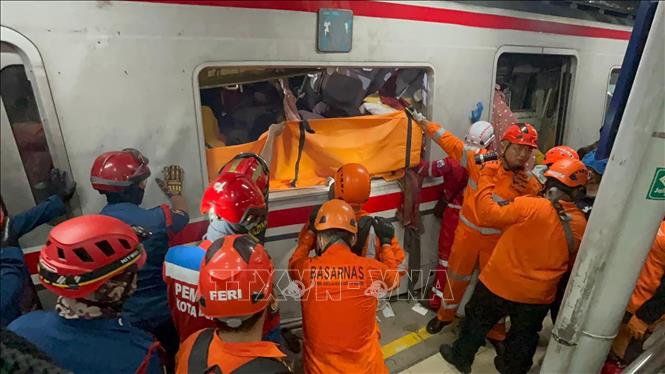 Lực lượng cứu hộ làm nhiệm vụ tại hiện trường vụ tai nạn đường sắt ở Bekasi Timur, cách thủ đô Jakarta, Indonesia khoảng 25km, ngày 27/4/2026. Ảnh: THX/TTXVN 