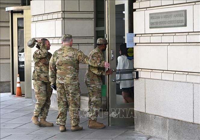 Nhân viên an ninh gác bên ngoài Toà án quận Columbia ở thủ đô Washington, D.C., (Mỹ), nơi diễn ra phiên xét xử nghi phạm nổ súng tại buổi dạ tiệc do Hiệp hội Phóng viên Nhà Trắng (WHCD) tổ chức, ngày 27/4/2026. Ảnh: THX/TTXVN