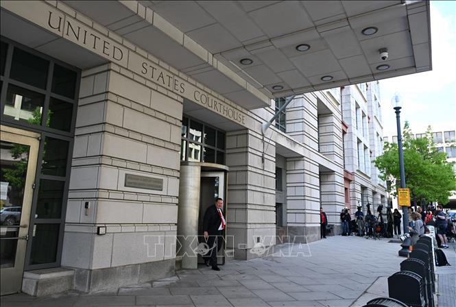 Bên ngoài Toà án quận Columbia ở thủ đô Washington, D.C., (Mỹ), nơi diễn ra phiên xét xử Cole Tomas Allen, nghi phạm nổ súng tại buổi dạ tiệc do Hiệp hội Phóng viên Nhà Trắng (WHCD) tổ chức, ngày 27/4/2026. Ảnh: THX/TTXVN