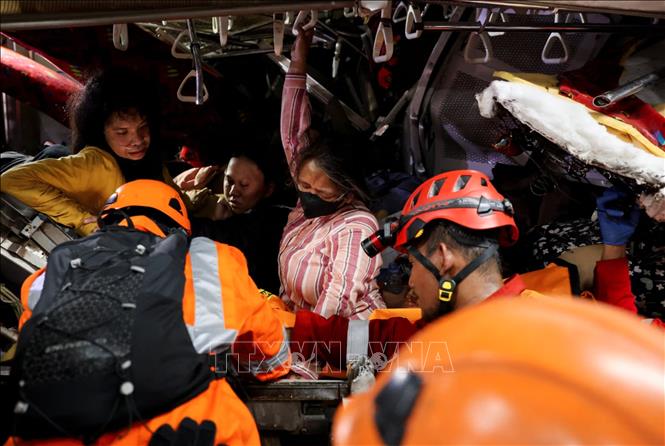 Lực lượng cứu hộ làm nhiệm vụ tại hiện trường vụ tai nạn đường sắt ở Bekasi Timur, cách thủ đô Jakarta, Indonesia khoảng 25km, ngày 27/4/2026. Ảnh:  REUTERS/TTXVN