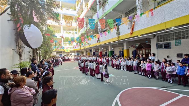 Học sinh trong giờ ra chơi trong trường phổ thông song ngữ Saint Marry  trung tâm thủ đô Mexico City. Ảnh: Phi Hùng - PV TTXVN tại Mexico