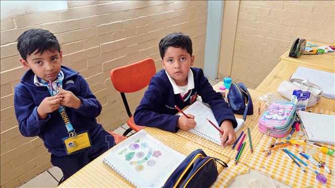 Học sinh học bài trong trong một trường phổ thông tại quận Iztapalapa, ngoại ô thủ đô Mexico City. Ảnh: Phi Hùng - PV TTXVN tại Mexico