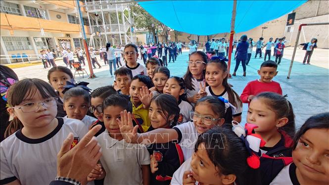 Học sinh trong giờ ra chơi trong một trường phổ thông tại quận Iztapalapa, ngoại ô thủ đô Mexico City. Ảnh: Phi Hùng - PV TTXVN tại Mexico