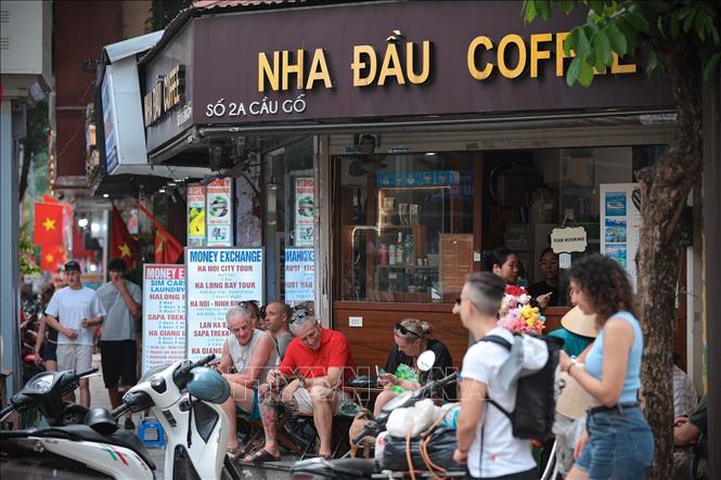 Tourists at a coffee shop in Old Quarter, Hanoi. VNA Photo: Phạm Tuấn Anh