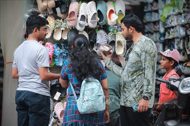 Tourists purchase goods at a shop in Hanoi's Old Quarter. VNA Photo: Phạm Tuấn Anh