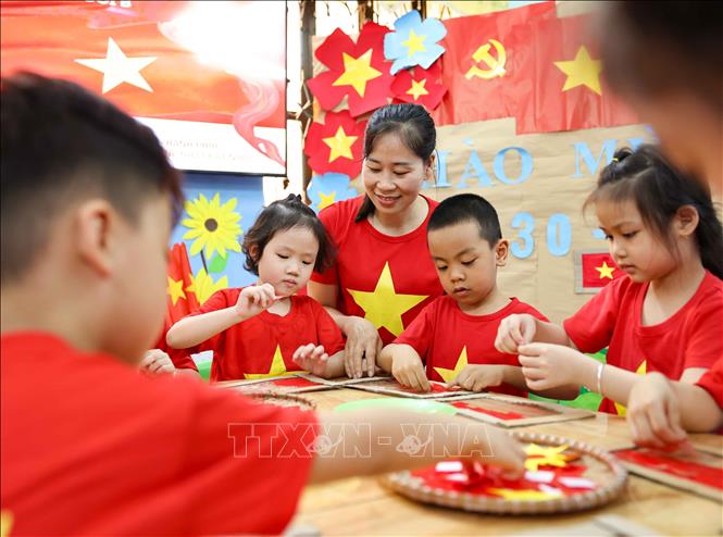Hoạt động này giáo dục trẻ biết thể hiện tình yêu và niềm tự hào về đất nước ngay từ khi còn nhỏ, giúp bé hình thành nền tảng kiến thức và kỹ năng sau này ở mỗi cấp học để phát triển toàn diện hơn trong tương lai. Ảnh: Thanh Tùng - TTXVN