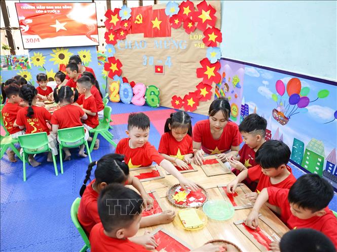 Hoạt động này giáo dục cho bé biết được ý nghĩa lá cờ đỏ sao vàng là Quốc kỳ biểu tượng của dân tộc Việt Nam, là niềm tự hào của mỗi người dân Việt Nam. Ảnh: Thanh Tùng - TTXVN       