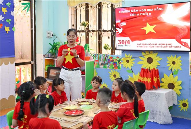 Hoạt động này giáo dục cho bé biết được ý nghĩa lá cờ đỏ sao vàng là Quốc kỳ biểu tượng của dân tộc Việt Nam, là niềm tự hào của mỗi người dân Việt Nam. Ảnh: Thanh Tùng - TTXVN       