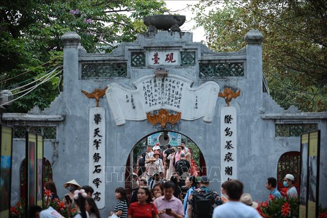 Numerous tourists visit Ngoc Son Temple, which shows the attractiveness of Hanoi's historical-cultural sites to visitors. VNA Photo: Phạm Tuấn Anh