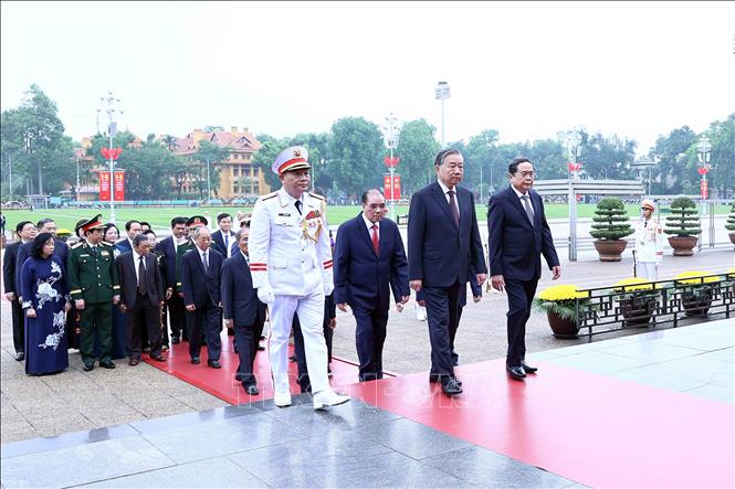 Đoàn đại biểu Lãnh đạo, nguyên Lãnh đạo Đảng, Nhà nước do Tổng Bí thư, Chủ tịch nước Tô Lâm dẫn đầu đến đặt vòng hoa và vào Lăng viếng Chủ tịch Hồ Chí Minh. Ảnh: An Đăng - TTXVN