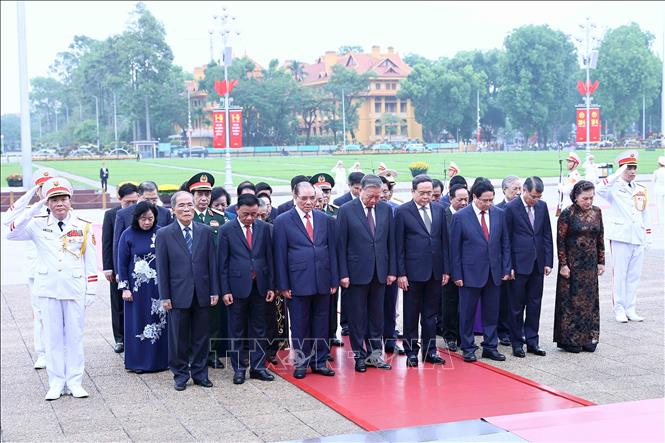 Đoàn đại biểu Lãnh đạo, nguyên Lãnh đạo Đảng, Nhà nước do Tổng Bí thư, Chủ tịch nước Tô Lâm dẫn đầu thành kính tưởng niệm Chủ tịch Hồ Chí Minh. Ảnh: An Đăng - TTXVN