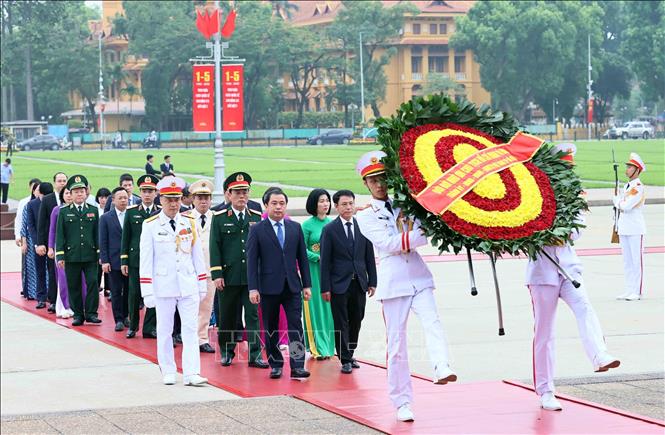 Đoàn đại biểu Thành ủy, HĐND, UBND, Ủy ban MTTQ Việt Nam thành phố Hà Nội đến đặt vòng hoa và vào Lăng viếng Chủ tịch Hồ Chí Minh. Ảnh: An Đăng - TTXVN