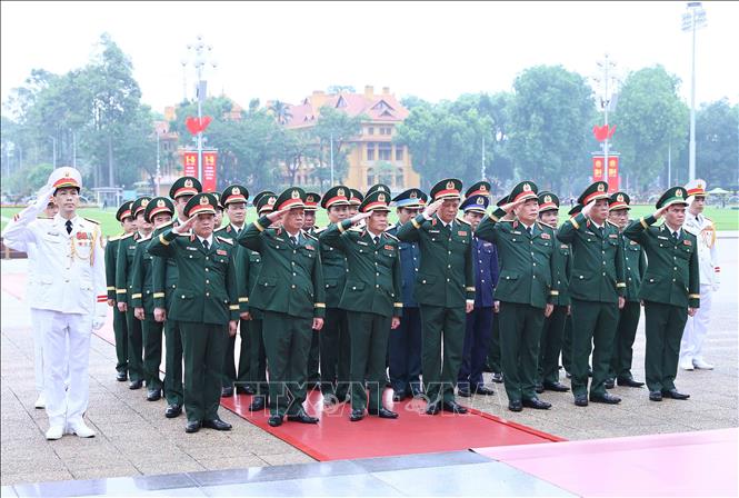 Đoàn đại biểu Quân ủy Trung ương, Bộ Quốc phòng thành kính tưởng niệm Chủ tịch Hồ Chí Minh. Ảnh: An Đăng - TTXVN