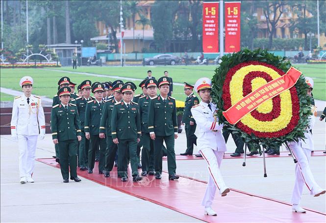 Đoàn đại biểu Quân ủy Trung ương, Bộ Quốc phòng đến đặt vòng hoa và vào Lăng viếng Chủ tịch Hồ Chí Minh. Ảnh: An Đăng - TTXVN