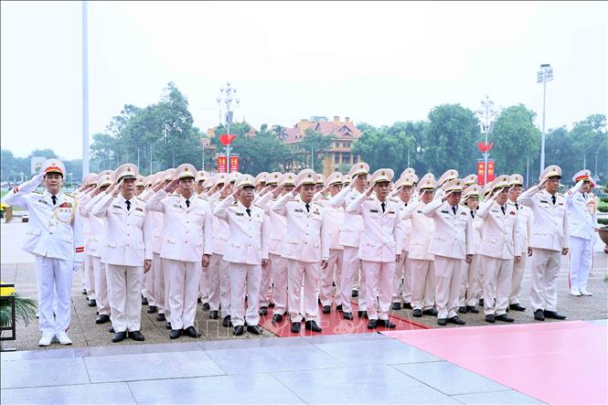 Đoàn đại biểu Đảng ủy Công an Trung ương, Bộ Công an thành kính tưởng niệm Chủ tịch Hồ Chí Minh. Ảnh: An Đăng - TTXVN