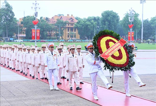 Đoàn đại biểu Đảng ủy Công an Trung ương, Bộ Công an đến đặt vòng hoa và vào Lăng viếng Chủ tịch Hồ Chí Minh. Ảnh: An Đăng - TTXVN