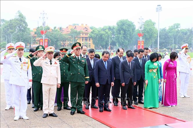 Đoàn đại biểu Thành ủy, HĐND, UBND, Ủy ban MTTQ Việt Nam thành phố Hà Nội thành kính tưởng niệm Chủ tịch Hồ Chí Minh. Ảnh: An Đăng - TTXVN