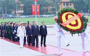 Lãnh đạo Đảng, Nhà nước vào Lăng viếng Chủ tịch Hồ Chí Minh nhân kỷ niệm 51 năm Ngày giải phóng miền Nam, thống nhất đất nước
