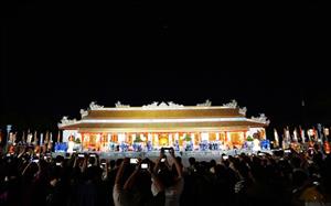 Chương trình miễn vé vào Đại Nội về đêm thu hút lượng lớn du khách