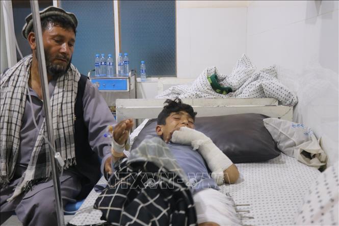 Nạn nhân bị thương trong đợt pháo kích tại Kunar, Afghanistan, ngày 27/4/2026. Ảnh: THX/TTXVN