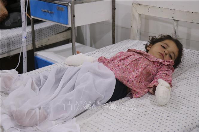 Nạn nhân bị thương trong đợt pháo kích tại Kunar, Afghanistan, ngày 27/4/2026. Ảnh: THX/TTXVN