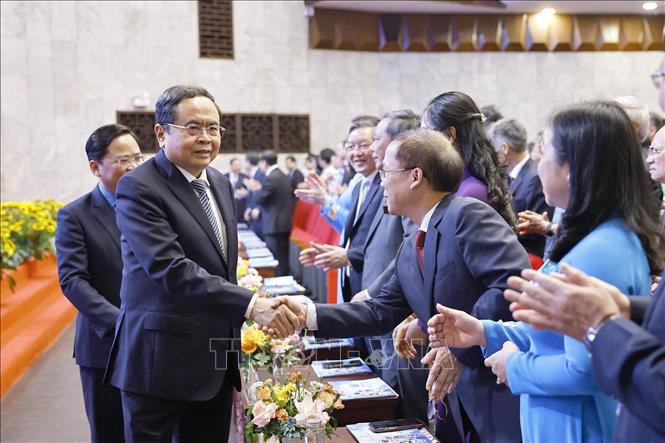 Chủ tịch Quốc hội Trần Thanh Mẫn với đại biểu dự Lễ kỷ niệm 140 năm Ngày Quốc tế Lao động. Ảnh: Doãn Tấn - TTXVN