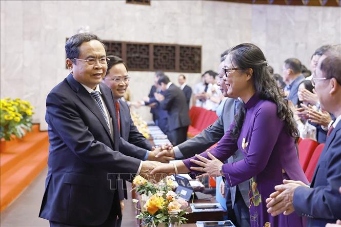 Chủ tịch Quốc hội Trần Thanh Mẫn với đại biểu dự Lễ kỷ niệm 140 năm Ngày Quốc tế Lao động. Ảnh: Doãn Tấn - TTXVN