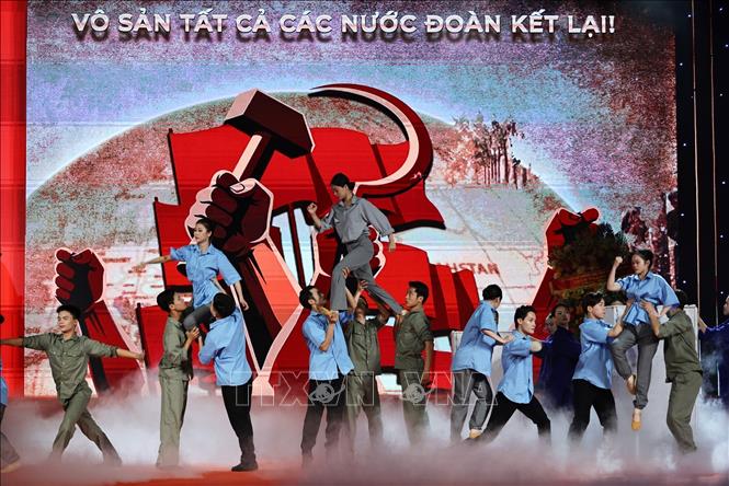 Tiết mục biểu diễn văn nghệ chào mừng. Ảnh: Minh Đức – TTXVN