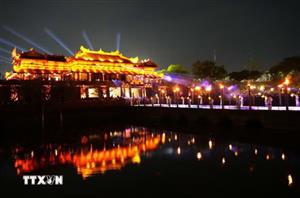 Đại Nội Huế lung linh huyền ảo về đêm thu hút lượng lớn du khách