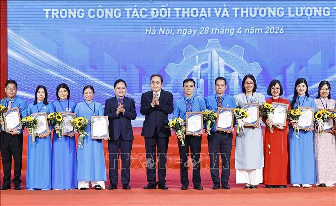 Chủ tịch Quốc hội Trần Thanh Mẫn trao giấy chứng nhận, tuyên dương các Chủ tịch Công đoàn cơ sở xuất sắc tiêu biểu. Ảnh: Doãn Tấn - TTXVN
