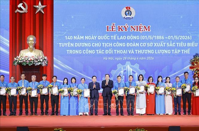 Chủ tịch Quốc hội Trần Thanh Mẫn trao giấy chứng nhận, tuyên dương các Chủ tịch Công đoàn cơ sở xuất sắc tiêu biểu. Ảnh: Doãn Tấn - TTXVN