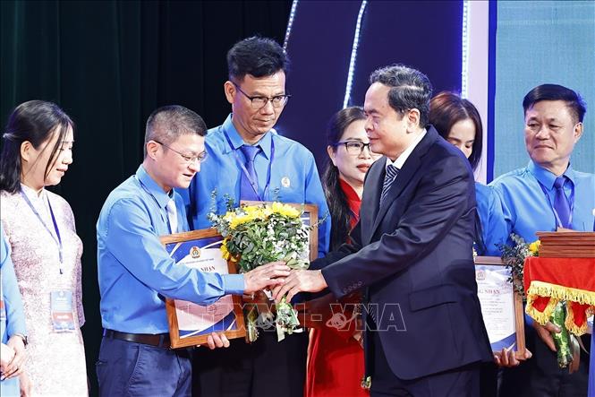 Chủ tịch Quốc hội Trần Thanh Mẫn trao giấy chứng nhận và tặng hoa tuyên dương các Chủ tịch Công đoàn cơ sở xuất sắc tiêu biểu. Ảnh: Doãn Tấn - TTXVN