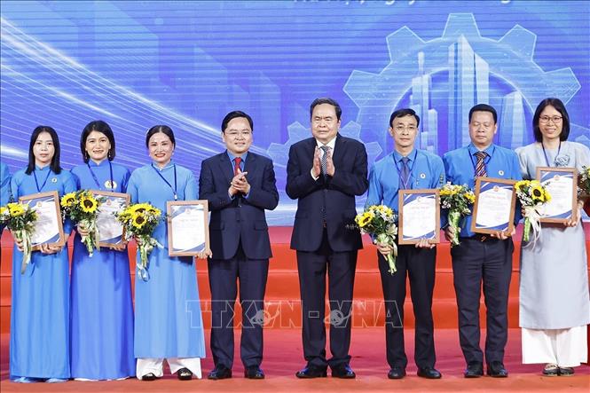 Chủ tịch Quốc hội Trần Thanh Mẫn trao giấy chứng nhận, tuyên dương các Chủ tịch Công đoàn cơ sở xuất sắc tiêu biểu. Ảnh: Doãn Tấn - TTXVN