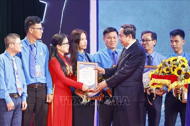 Chủ tịch Quốc hội Trần Thanh Mẫn trao giấy chứng nhận, tuyên dương các Chủ tịch Công đoàn cơ sở xuất sắc tiêu biểu. Ảnh: Doãn Tấn - TTXVN