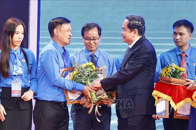 Chủ tịch Quốc hội Trần Thanh Mẫn trao giấy chứng nhận và tặng hoa tuyên dương các Chủ tịch Công đoàn cơ sở xuất sắc tiêu biểu. Ảnh: Doãn Tấn - TTXVN