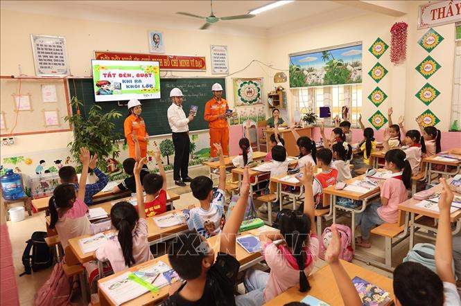 Tuyên truyền về sử dụng điện an toàn và tiết kiệm tại Trường Tiểu học Bắc Sơn, xã Bắc Sơn, tỉnh Lạng Sơn. Ảnh: Vũ Sinh - TTXVN