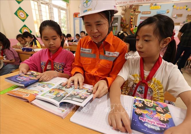 Tuyên truyền về sử dụng điện an toàn và tiết kiệm tại Trường Tiểu học Bắc Sơn, xã Bắc Sơn, tỉnh Lạng Sơn. Ảnh: Vũ Sinh - TTXVN