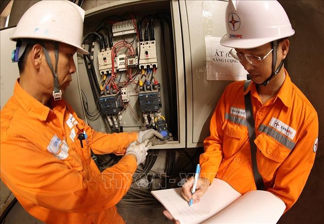 Công nhân ngành điện kiểm tra thiết bị đầu vào nguồn cung cấp điện phục vụ khách hàng ở Công ty TNHH Bảo Long, phường Kỳ Lừa, tỉnh Lạng Sơn. Ảnh: Vũ Sinh - TTXVN