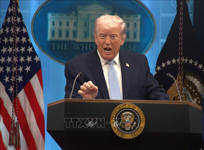 Tổng thống Mỹ Donald Trump phát biểu trong cuộc họp báo tại Nhà Trắng. Ảnh: THX/TTXVN