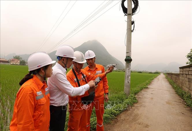 Công nhân ngành điện sử dụng thiết bị bay không người lái (flycam) camera nhiệt kiểm tra đường dây của hệ thống lưới điện xã Bắc Sơn, tỉnh Lạng Sơn. Ảnh: Vũ Sinh - TTXVN