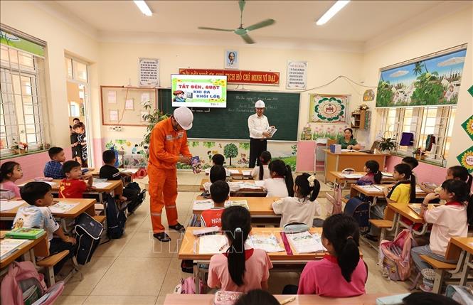 Tuyên truyền về sử dụng điện an toàn và tiết kiệm tại Trường Tiểu học Bắc Sơn, xã Bắc Sơn, tỉnh Lạng Sơn. Ảnh: Vũ Sinh – TTXVN