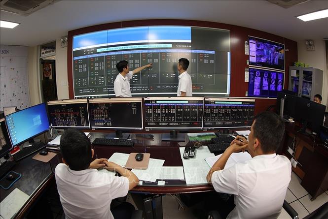 Ca trực vận hành cung cấp điện phục vụ khách hàng ở Trung tâm điều độ của Công ty Điện lực Lạng Sơn. Ảnh: Vũ Sinh – TTXVN