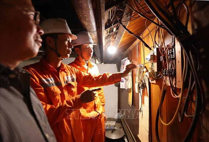 Công nhân ngành điện kiểm tra thiết bị đầu vào nguồn cung cấp điện phục vụ khách hàng ở hộ dân Dương Doãn Trầm, thôn Thân Pát, xã Bắc Sơn, tỉnh Lạng Sơn. Ảnh: Vũ Sinh - TTXVN